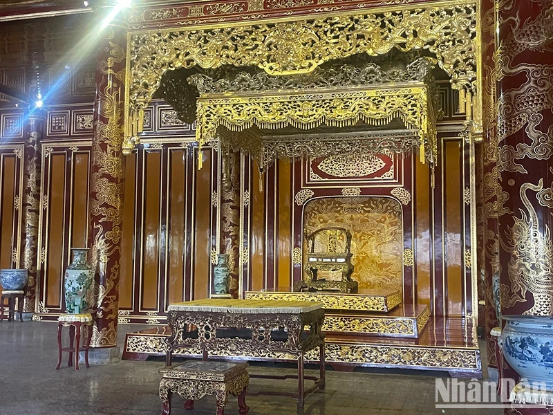 Ngai vàng triều Nguyễn trong điện Thái Hòa.
