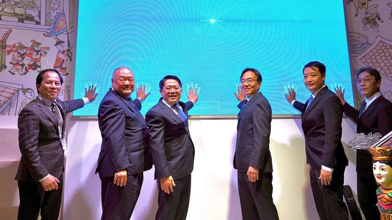 Các đại biểu thực hiện nghi lễ khai mạc Tuần lễ. (Ảnh: Cục Hợp tác quốc tế cung cấp)
