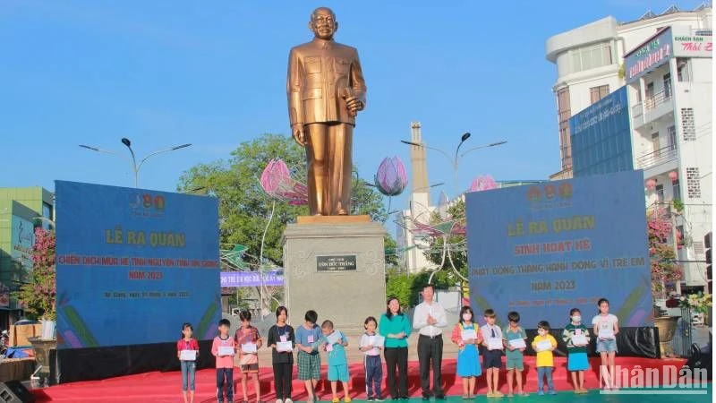 Tặng quà cho trẻ em nghèo.