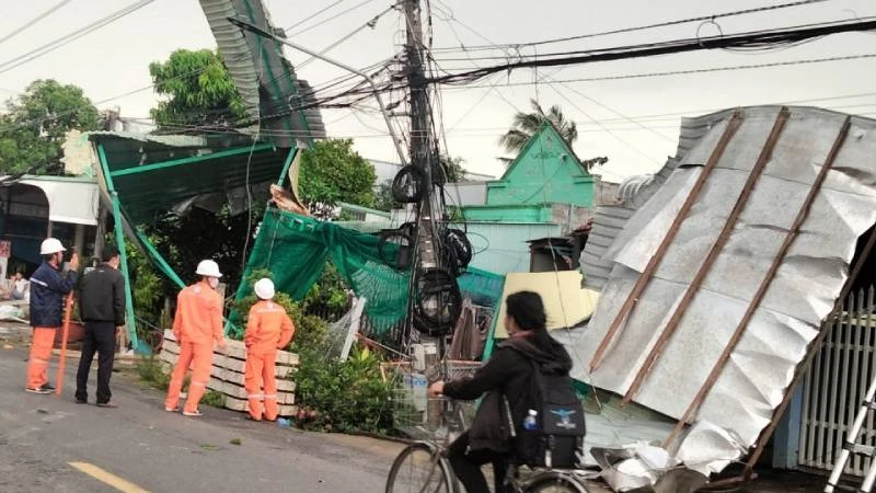 Dông lốc làm tốc mái nhiều nhà dân ở huyện An Phú, tỉnh An Giang