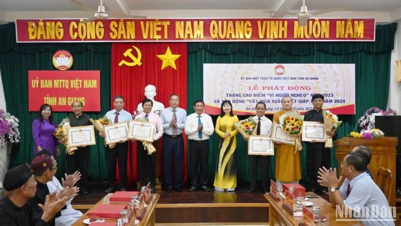 Lãnh đạo tỉnh An Giang tặng bằng khen cho các tổ chức, tôn giáo, cá nhân đóng góp Quỹ "Vì người nghèo" năm 2023