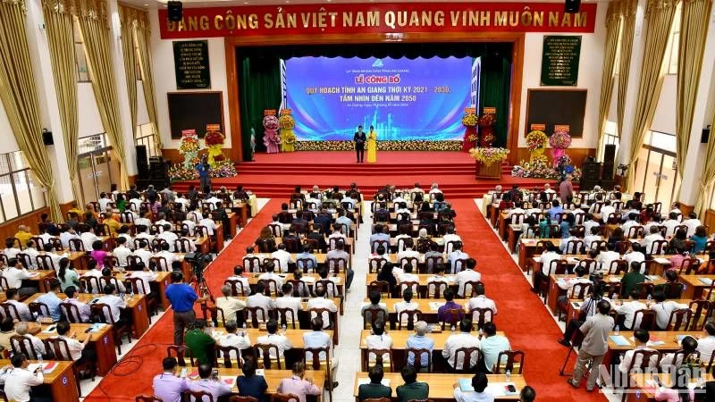 Quanh cảnh lễ công bố.
