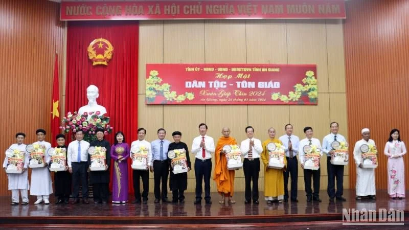 Đại diện lãnh đạo tỉnh An Giang trao quà cho các dân tộc tôn giáo