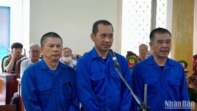 3 bị cáo lĩnh tổng cộng 53 tháng tù giam.