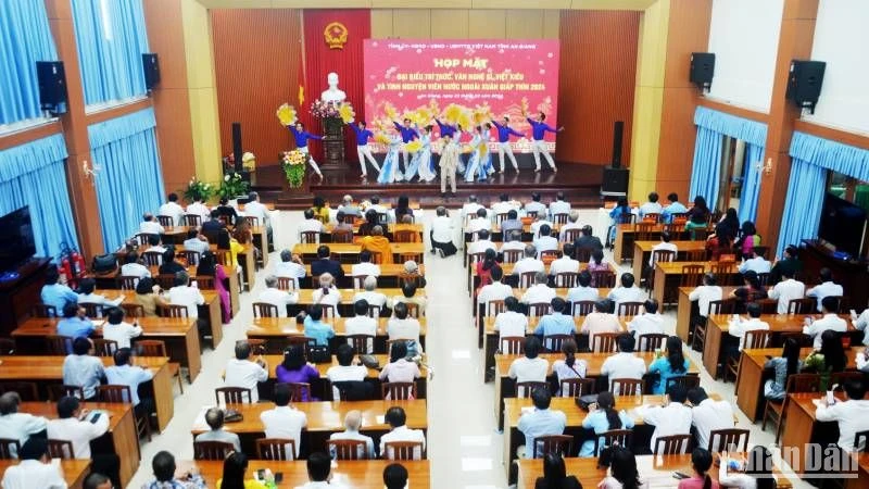 Quang cảnh buổi họp mặt.