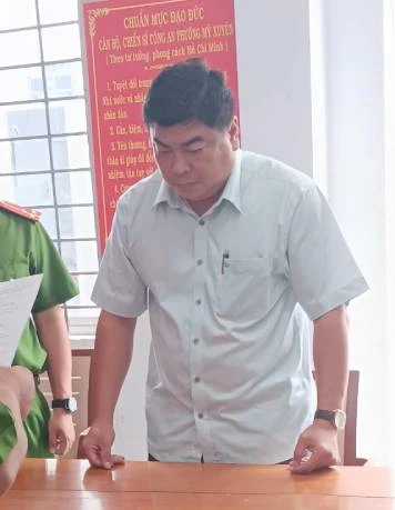 Công an tỉnh An Giang đọc lệnh bắt tạm giam bị can Nguyễn Bảo Sinh.