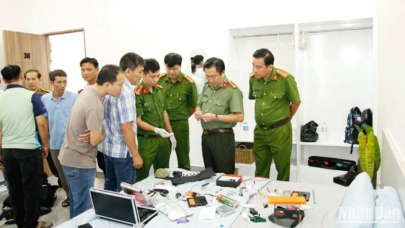 Lãnh đạo Công an tỉnh An Giang kiểm tra hiện trường.