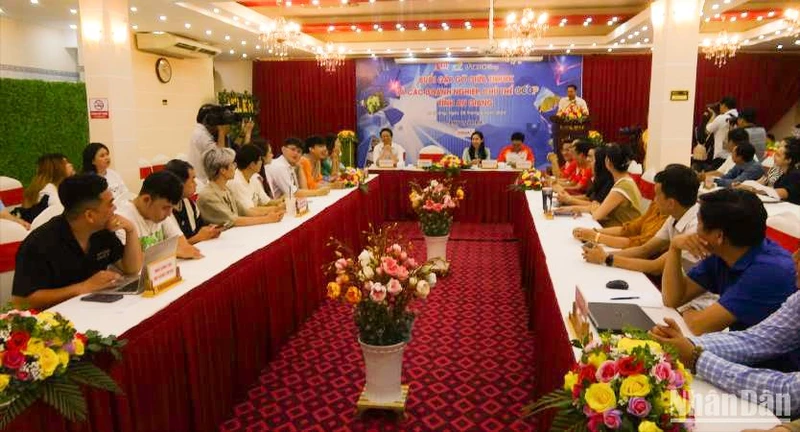 Quang cảnh buổi gặp gỡ giới thiệu sản phẩm OCOP trên TikTok.