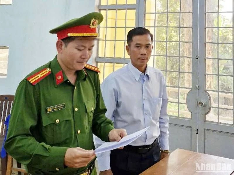 Công an đọc lệnh khởi tố bị can Châu Đông Trung.