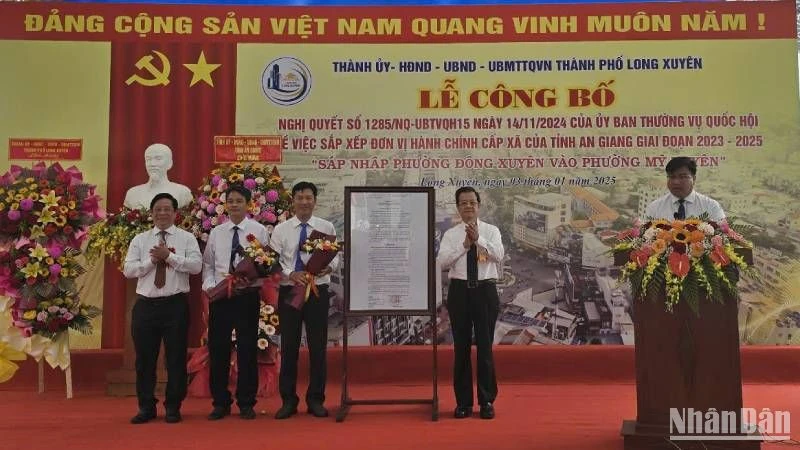 Lãnh đạo tỉnh An Giang trao Nghị quyết của Ủy ban Thường vụ Quốc hội và trao hoa chúc mừng Đảng bộ phường Mỹ Xuyên.