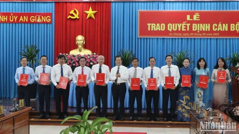 Lãnh đạo tỉnh An Giang trao quyết định cho các cán bộ.
