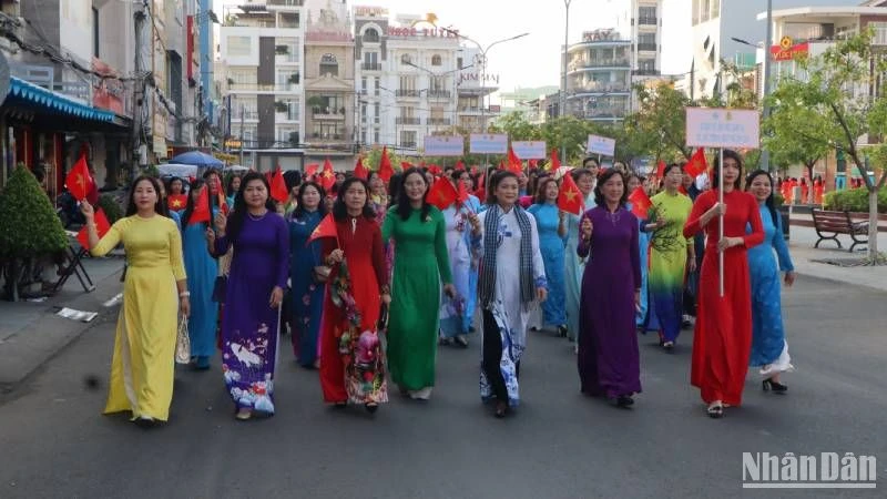 Các đại biểu diễu hành áo dài trên đường phố.