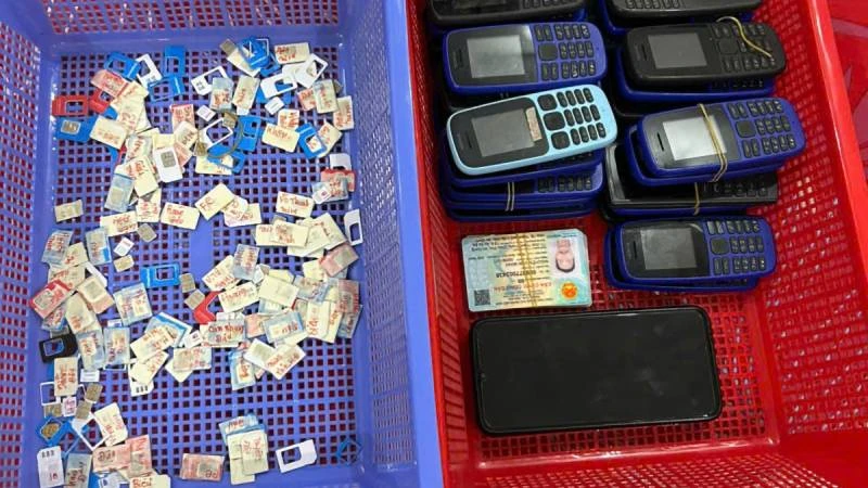 Tang vật liên quan vụ lừa đảo.