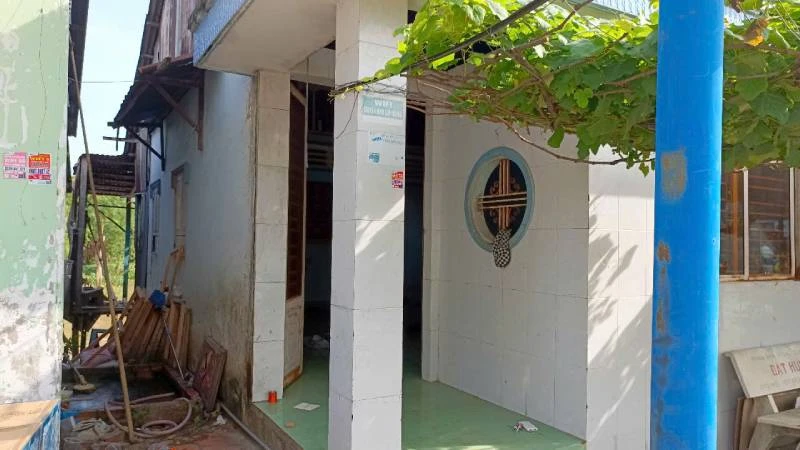 Một trong 10 căn nhà bị sạt lở chủ hộ phải đi ở tạm.