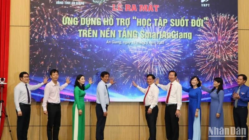 Các đại biểu bấm nút phát động phong trào "Bình dân học vụ số". 