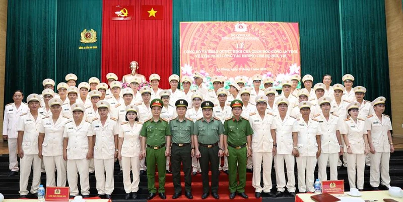 Ban Giám đốc Công an tỉnh An Giang chụp ảnh cùng các đồng chí Công an xin nghỉ theo nguyện vọng.