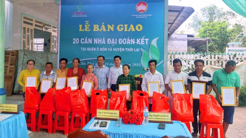 Lễ bàn giao 20 căn nhà Đại đoàn kết tại quận Ô Môn và huyện Thới Lai.