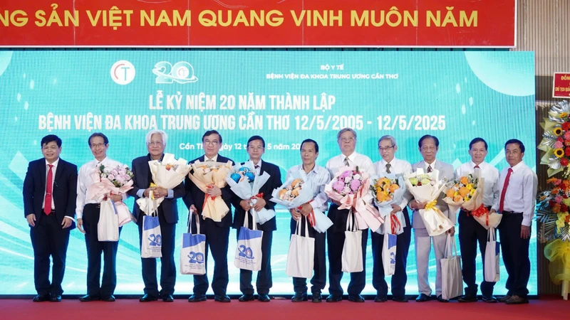 Lãnh đạo Bệnh viện đa khoa Trung ương Cần Thơ tặng hoa tri ân các cá nhân đóng góp cho sự phát triển của bệnh viện.