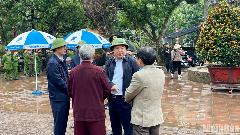 Đồng chí Phạm Gia Túc, Bí thư Tỉnh ủy Nam Định có mặt tại Đền Trần để chỉ đạo, động viên các lực lượng làm nhiệm vụ bảo đảm an ninh, trật tự trong đêm khai ấn.