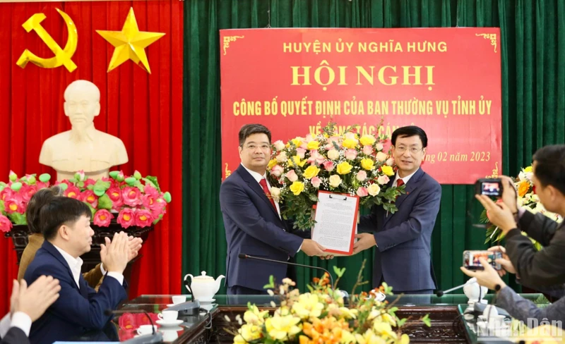 Đồng chí Phạm Đình Nghị, Chủ tịch Ủy ban nhân dân tỉnh Nam Định (bên phải) trao Quyết định điều động, bổ nhiệm đồng chí Hoàng Trọng Nghĩa làm Phó Bí thư Huyện ủy Nghĩa Hưng, giới thiệu bầu giữ chức Chủ tịch Ủy ban nhân dân huyện nhiệm kỳ 2021-2026.