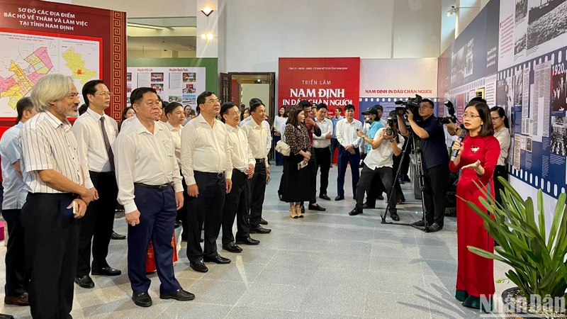Đồng chí Nguyễn Trọng Nghĩa cùng các đại biểu tỉnh Nam Định tham quan các tài liệu, hình ảnh được trưng bày tại Triển lãm "Nam Định in dấu chân Người".