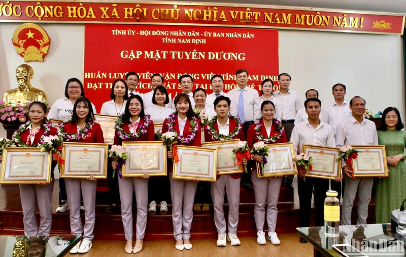 Lãnh đạo tỉnh và lãnh đạo ngành văn hóa, thể thao và du lịch tỉnh Nam Định trao tặng Bằng khen cho các huấn luyện viên, vận động viên xuất sắc tại SEA Games 32.
