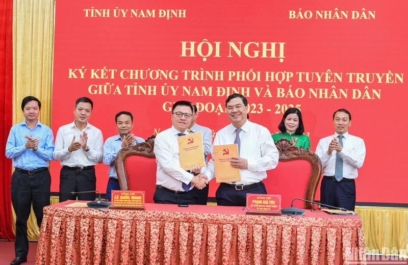 Đồng chí Lê Quốc Minh, Tổng Biên tập Báo Nhân Dân và đồng chí Phạm Gia Túc, Bí thư Tỉnh ủy Nam Định ký kết Chương trình phối hợp tuyên truyền giai đoạn 2023-2025.