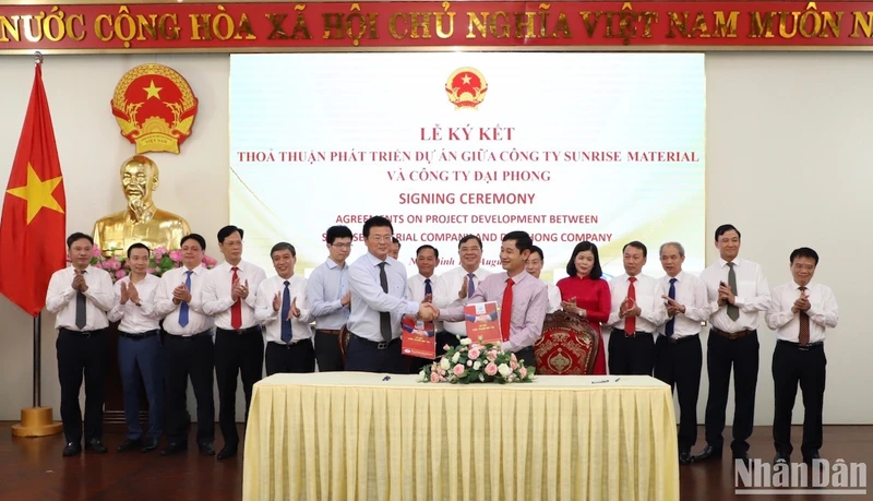 Đại diện Công ty cổ phần Xây dựng hạ tầng Đại Phong và đại diện Công ty Sunrise Material ký kết thỏa thuận phát triển dự án trị giá 100 triệu USD.