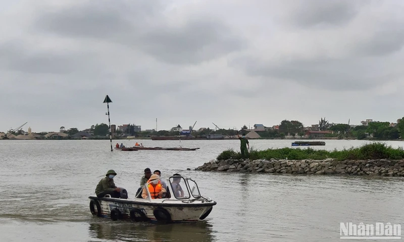 Ca-nô của lực lượng chức năng tuần tra trên sông Ninh Cơ, đoạn qua huyện Xuân Trường (Nam Định).