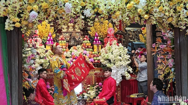 Các nghệ nhân trình diễn nghi lễ hầu đồng tại Quần thể di tích Phủ Dầy, xã Kim Thái, huyện Vụ Bản (Nam Định).