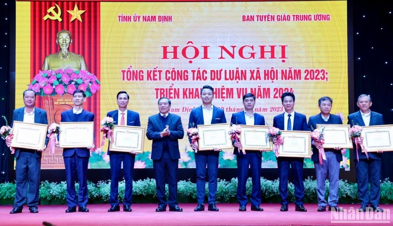 Đồng chí Lại Xuân Môn tặng Bằng khen của Ban Tuyên giáo Trung ương cho các tập thể có thành tích xuất sắc trong công tác dư luận xã hội năm 2023.