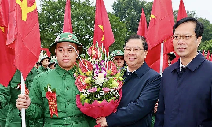 Bí thư Tỉnh ủy Nam Định Phạm Gia Túc tặng hoa động viên tân binh nhập ngũ tại thành phố Nam Định.