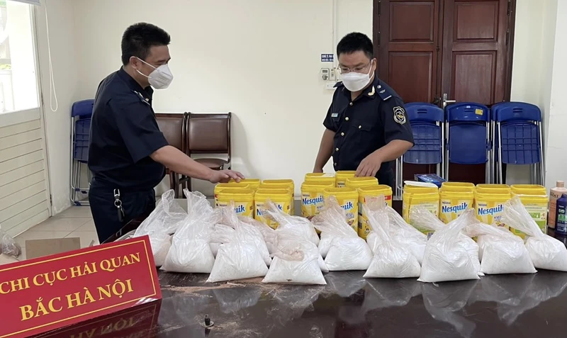 Tang vật nghi ma túy cất giấu tinh vi dưới đáy các hộp cacao.
