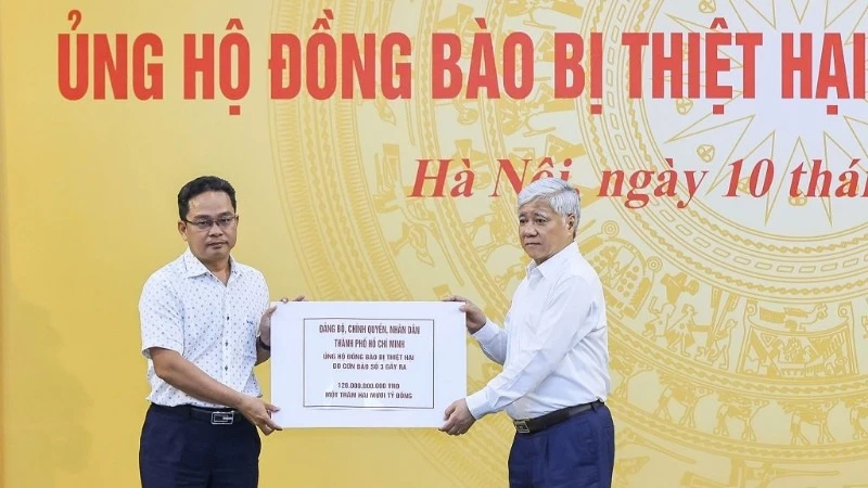 Đại diện Đảng bộ, chính quyền và nhân dân Thành phố Hồ Chí Minh trao 120 tỷ đồng ủng hộ đồng bào bị ảnh hưởng do cơn bão số 3, tháng 9/2024. (Ảnh: khoahocphothong.vn)