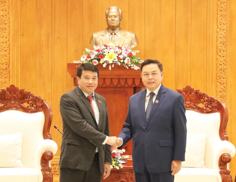 Chủ tịch Quốc hội Lào tiếp đồng chí Y Thanh Hà Niê K’đăm cùng Đoàn đại biểu Hội đồng Dân tộc. (Ảnh: Trịnh Dũng)