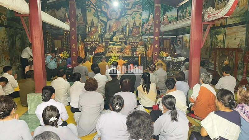 Lễ cầu siêu tưởng nhớ các anh hùng liệt sĩ hai nước Việt Nam và Lào đã hy sinh vì độc lập, tự do và hạnh phúc của hai nước Lào-Việt Nam anh em. (Ảnh: Hải Tiến)