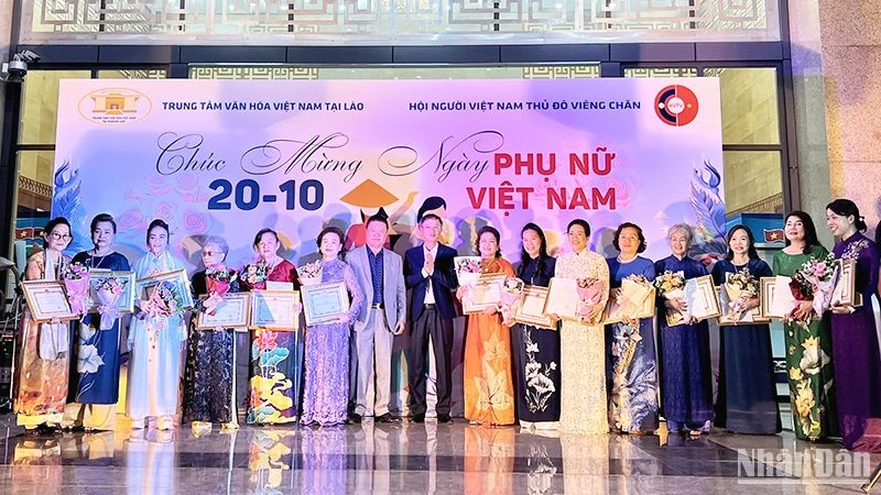 Trao tặng Giấy khen cho nữ kiều bào tiêu biểu tại Lào. (Ảnh: Trịnh Dũng)