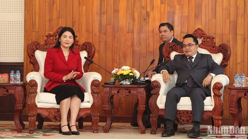 Phó Tổng Kiếm toán nhà nước Việt Nam Hà Thị Mỹ Dung (trái) và Chủ tịch Cơ quan Kiểm toán nhà nước Lào Viengthavisone Thepphachanh. (Ảnh: Hải Tiến)