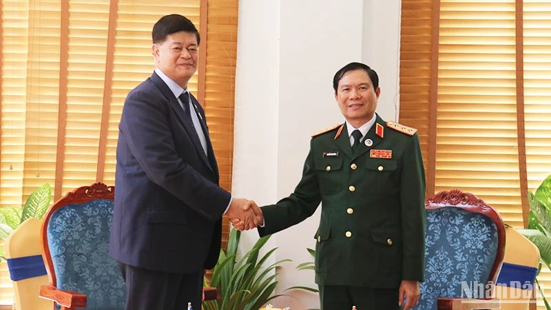 Thượng tướng Nguyễn Tân Cương gặp Thứ trưởng Quốc phòng Philippines Irineo C. Espino. Ảnh: Trịnh Dũng