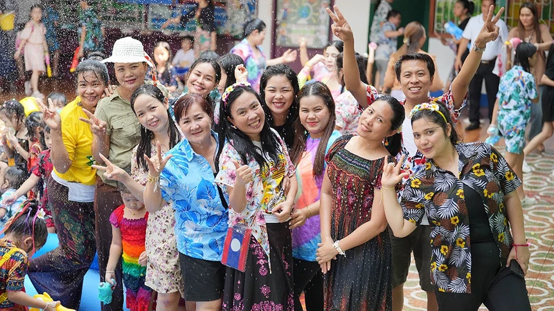 Người dân Lào tưng bừng tham gia lễ té nước mừng năm mới.