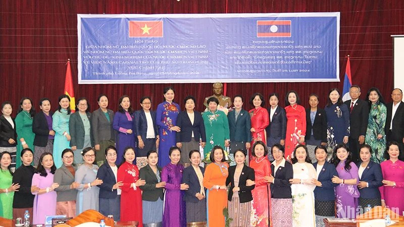 Các đại biểu tham dự Hội thảo chụp ảnh lưu niệm. Ảnh: HẢI TIẾN