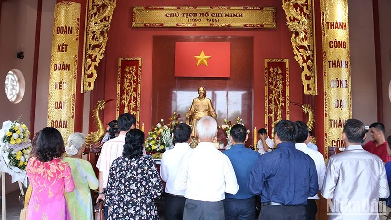 Các đại biểu dâng hương tưởng niệm Chủ tịch Hồ Chí Minh. Ảnh: TRỊNH DŨNG