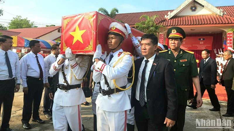 Tiễn đưa 12 bộ hài cốt các liệt sĩ Việt Nam hy sinh tại Lào về nước để an táng. Ảnh: Trịnh Dũng