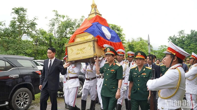 Tiễn đưa hài cốt các anh hùng liệt sĩ về với đất mẹ. (Ảnh: Hải Tiến)