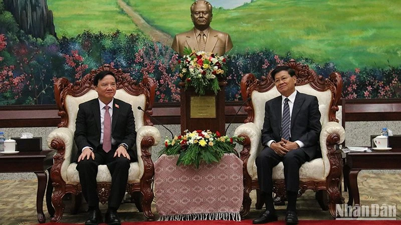 Phó Chủ tịch Quốc hội Việt Nam Nguyễn Khắc Định (trái) tiếp kiến Tổng Bí thư, Chủ tịch nước Lào Thongloun Sisoulith. (Ảnh: HẢI TIẾN)