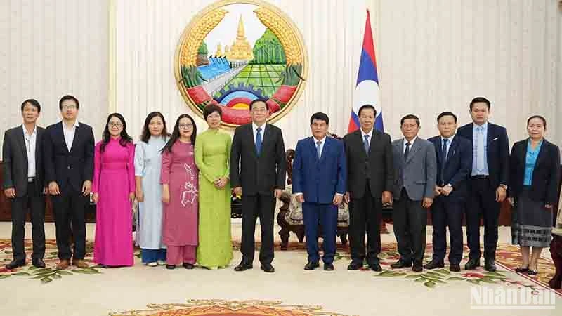 Thủ tướng Chính phủ Lào Sonexay Siphandone thân mật tiếp Đoàn đại biểu Thông tấn xã Việt Nam. Ảnh: Cộng tác viên