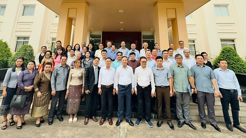 Đại sứ Nguyễn Minh Tâm cùng các đại biểu dự hội nghị. (Ảnh: Cộng tác viên)