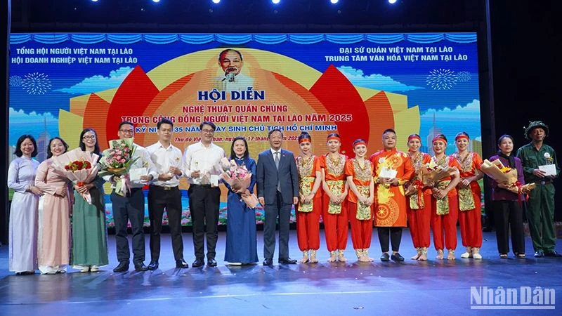 Đại sứ Nguyễn Minh Tâm trao giải Nhất cho các tiết mục đạt giải. Ảnh: Hải Tiến