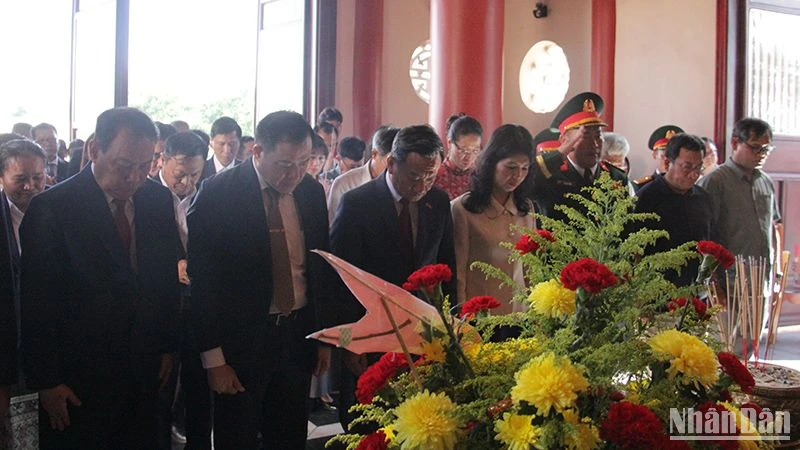 Các đại biểu dâng hương tưởng nhớ Chủ tịch Hồ Chí Minh vĩ đại. (Ảnh: HẢI TIẾN)