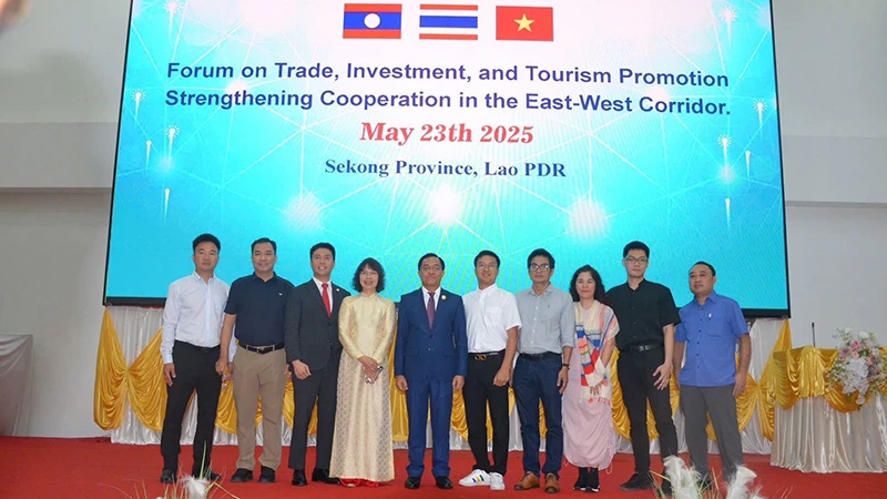 Các đại biểu chụp ảnh lưu niệm tại Diễn đàn. (Ảnh: CTV)